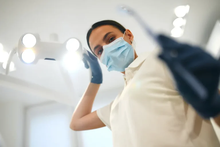 Dobry periodontolog w Krakowie – na co zwrócić uwagę przy wyborze specjalisty